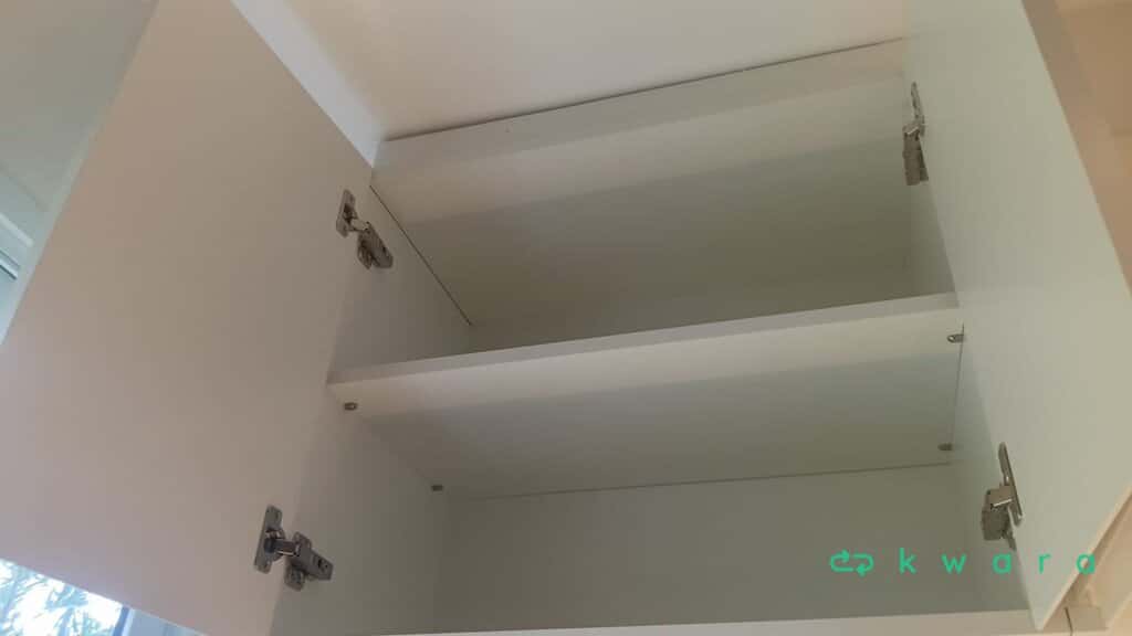 Armário suspenso com 4 portas, bancada de pedra, cuba inox, torneira, armário com 2 portas e acabamento para Lavadora (Não inclui utensílios e eletros) - foto 5