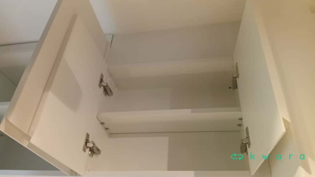 Armário suspenso com 4 portas, bancada de pedra, cuba inox, torneira, armário com 2 portas e acabamento para Lavadora (Não inclui utensílios e eletros) - foto 6