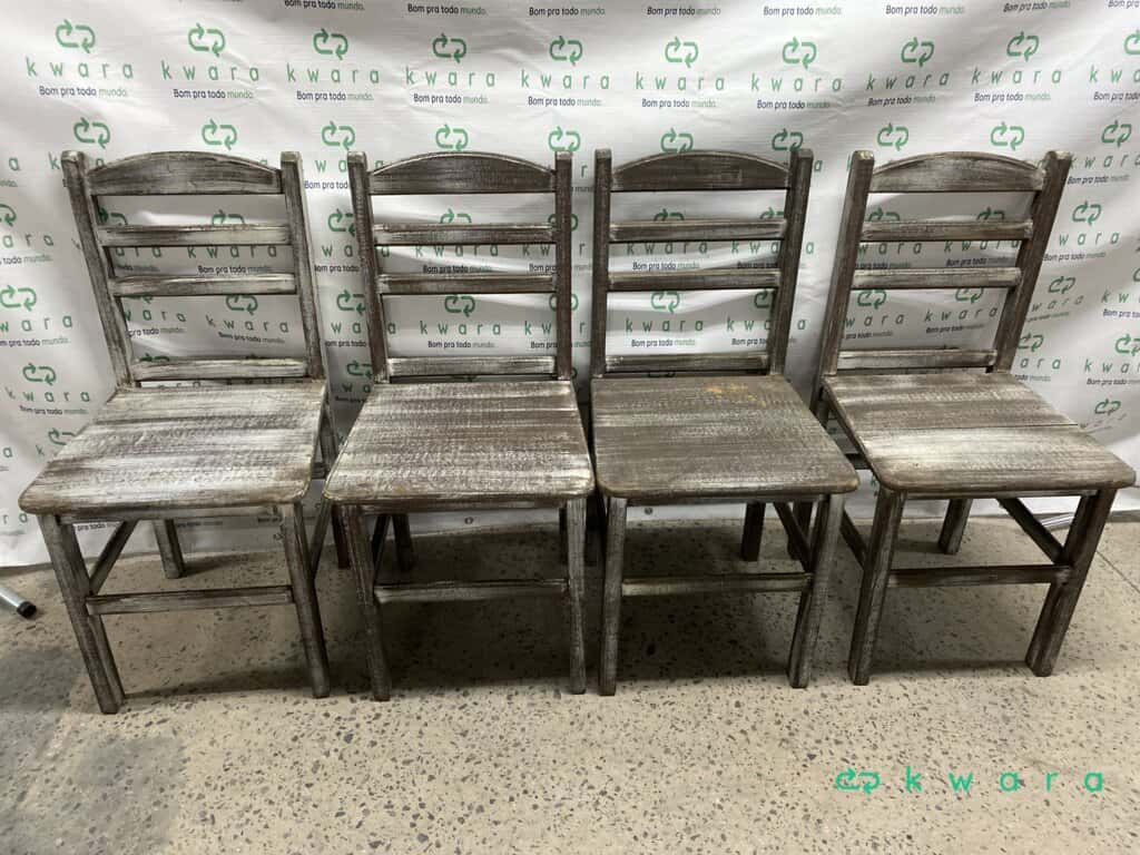 Mesa de madeira quadrada com 4 cadeiras (com avaria) - foto 3