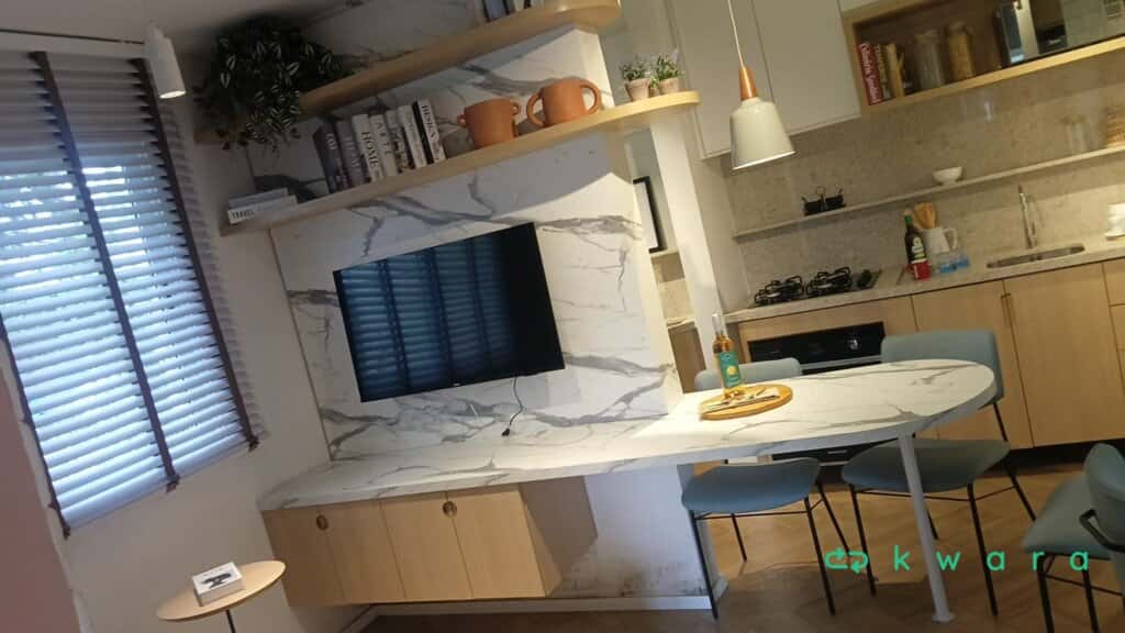 Bancada em MDF, armário com 4 portas, painel, 2 prateleiras e 2 nichos (não inclui itens e TV) - foto 5