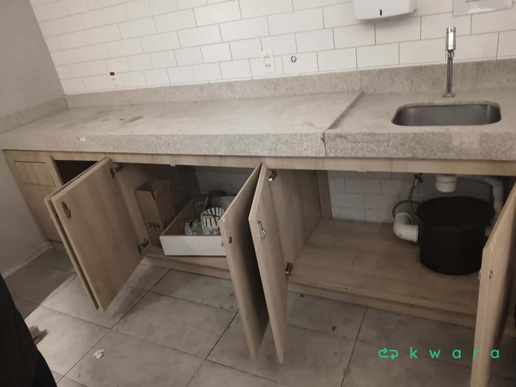 Pedra com cuba de inox, torneira, gabinete com 6 portas e 3 gavetas