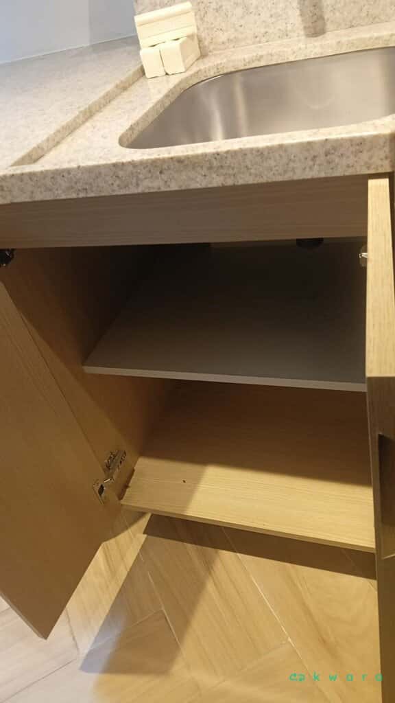 Armário suspenso com 4 portas, bancada de pedra, cuba inox, torneira, armário com 2 portas e acabamento para Lavadora (Não inclui utensílios e eletros) - foto 7