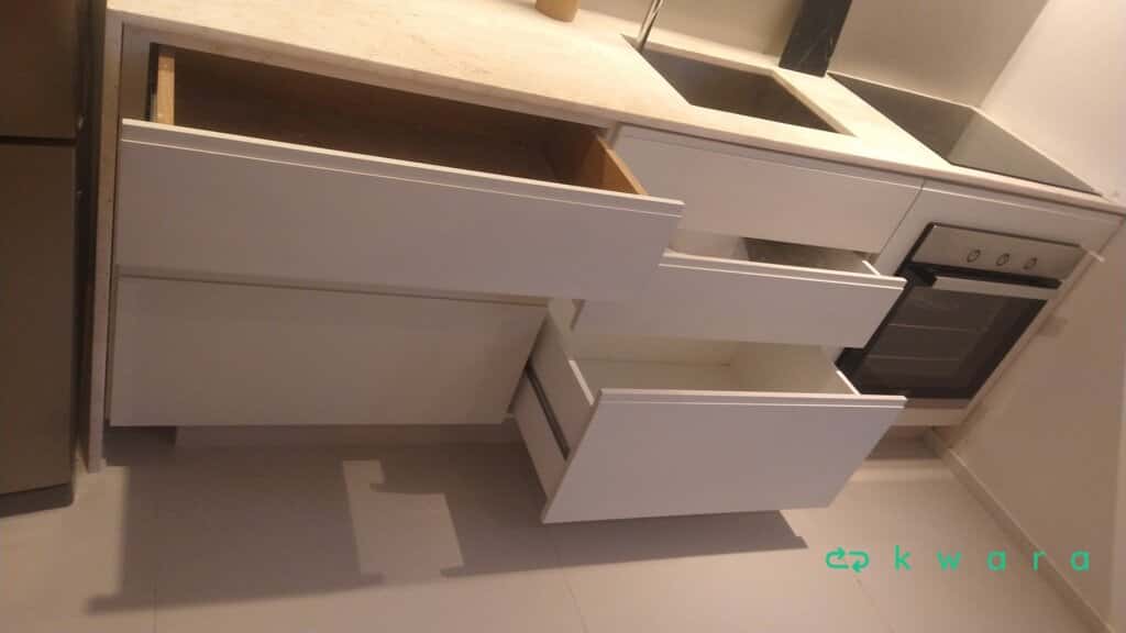 Pedra com Cuba de Inox, Torneira e Armário com 4 Gavetas - foto 2