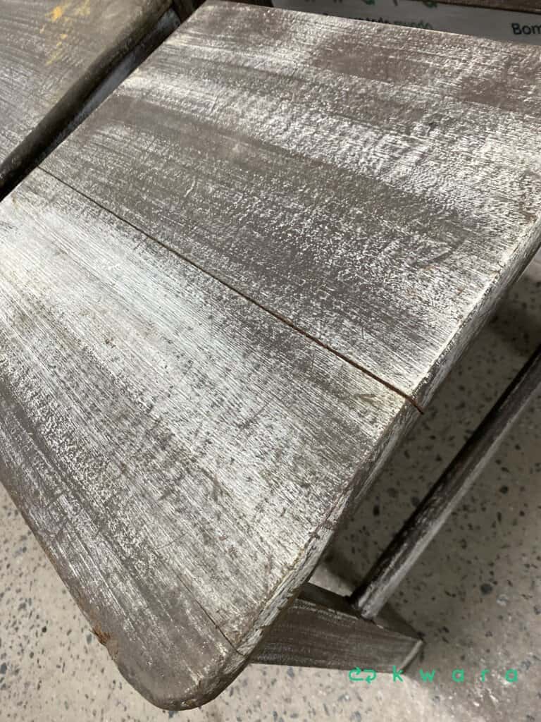 Mesa de madeira quadrada com 4 cadeiras (com avaria) - foto 4