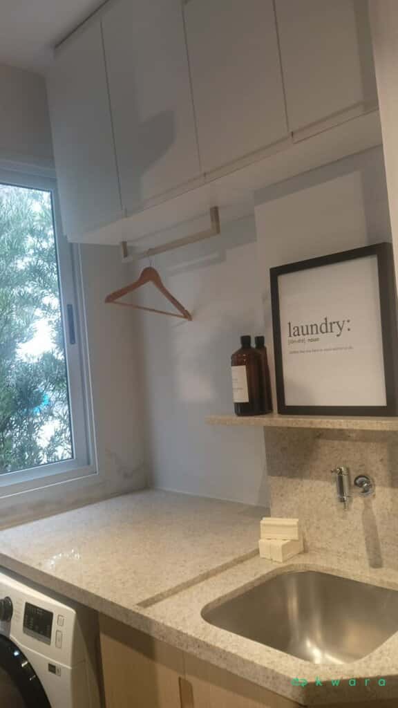 Armário suspenso com 4 portas, bancada de pedra, cuba inox, torneira, armário com 2 portas e acabamento para Lavadora (Não inclui utensílios e eletros) - foto 2