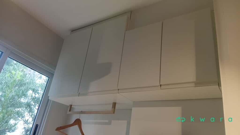 Armário suspenso com 4 portas, bancada de pedra, cuba inox, torneira, armário com 2 portas e acabamento para Lavadora (Não inclui utensílios e eletros) - foto 3
