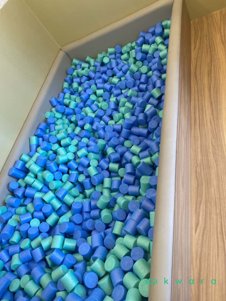 Piscina de bolinha de espuma e nicho