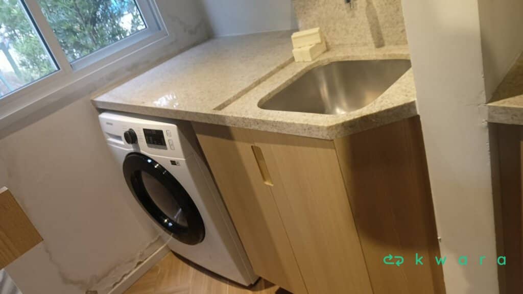 Armário suspenso com 4 portas, bancada de pedra, cuba inox, torneira, armário com 2 portas e acabamento para Lavadora (Não inclui utensílios e eletros) - foto 1