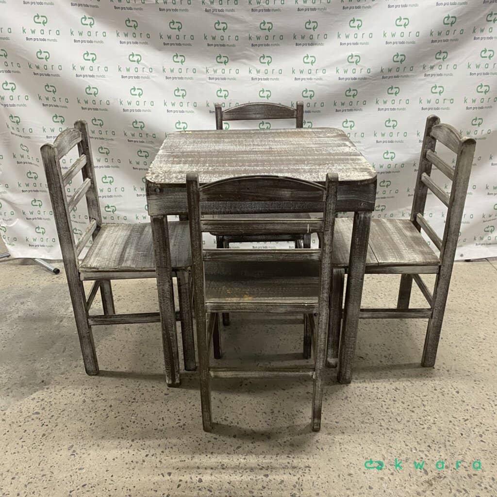Mesa de madeira quadrada com 4 cadeiras (com avaria) - foto 1