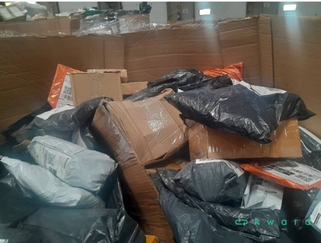 Aprox. 489 Itens:  Celular, Roupas, Mochilas, Tapetes e Outros Itens - foto 1