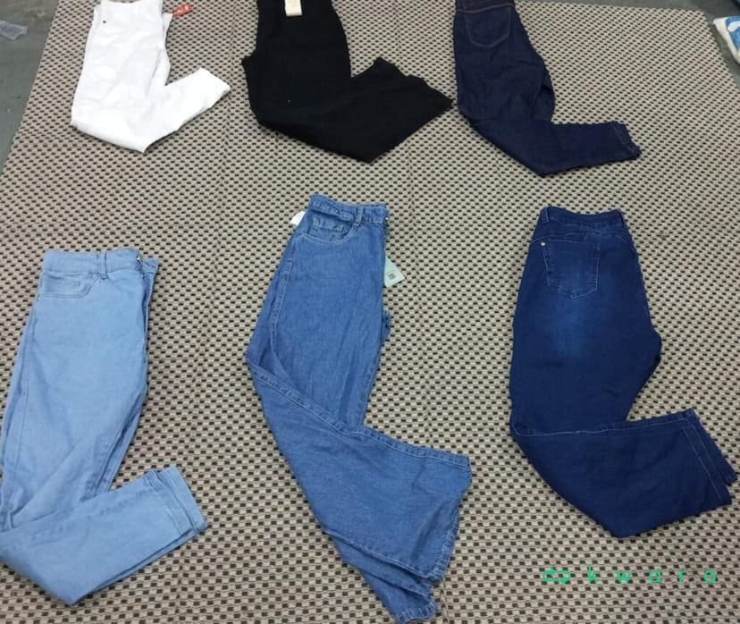 Aprox. 14 Calças Jeans Femininas diversas  - saldo a - KO4233 - foto 2