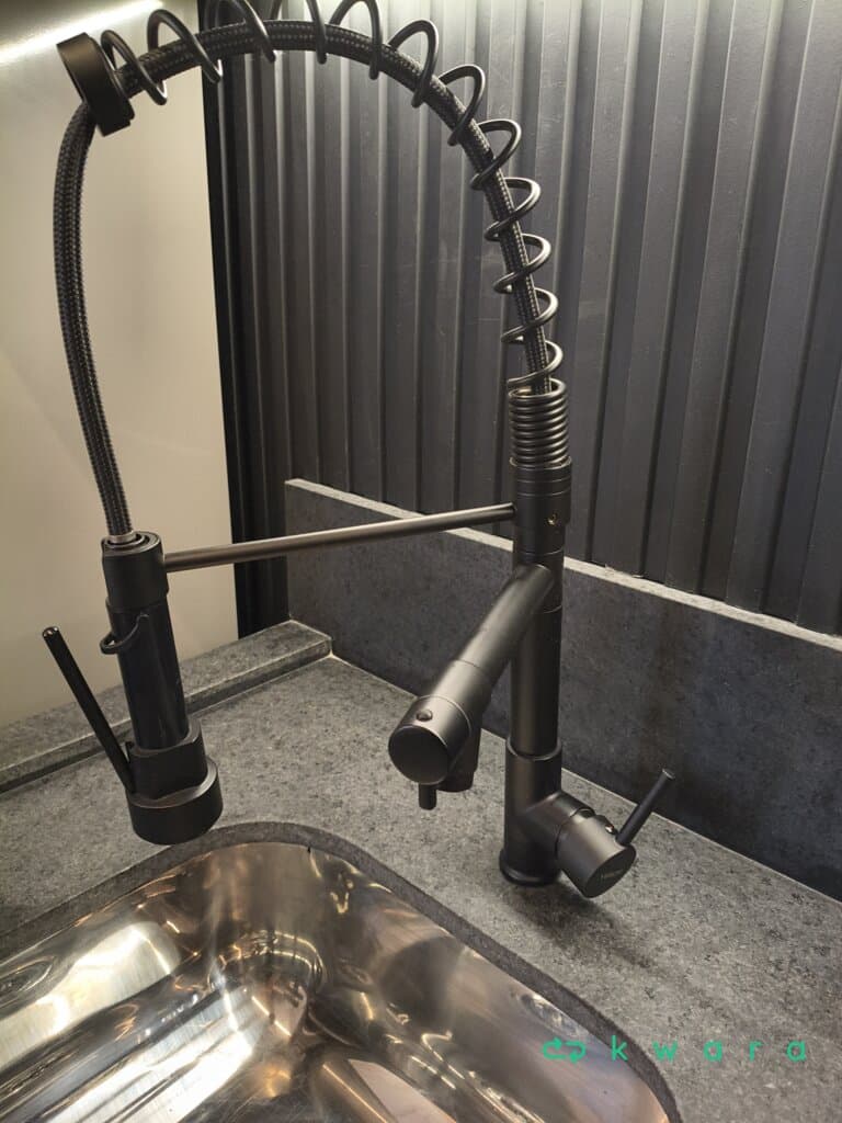 Armário suspenso com 7 portas falsas, pedra com cuba inox, recorte para eletro, gabinete com recortes para eletros, 4 portas falsas, gaveta falsa e 2 torneiras (Não inclui decorações) - foto 6