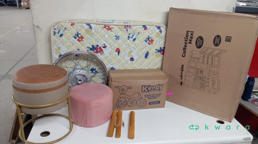 Aprox. 300 itens: Bicicleta, Colchão, Roda de Moto, Escrivaninha, Produtos de Higiene. - foto 2