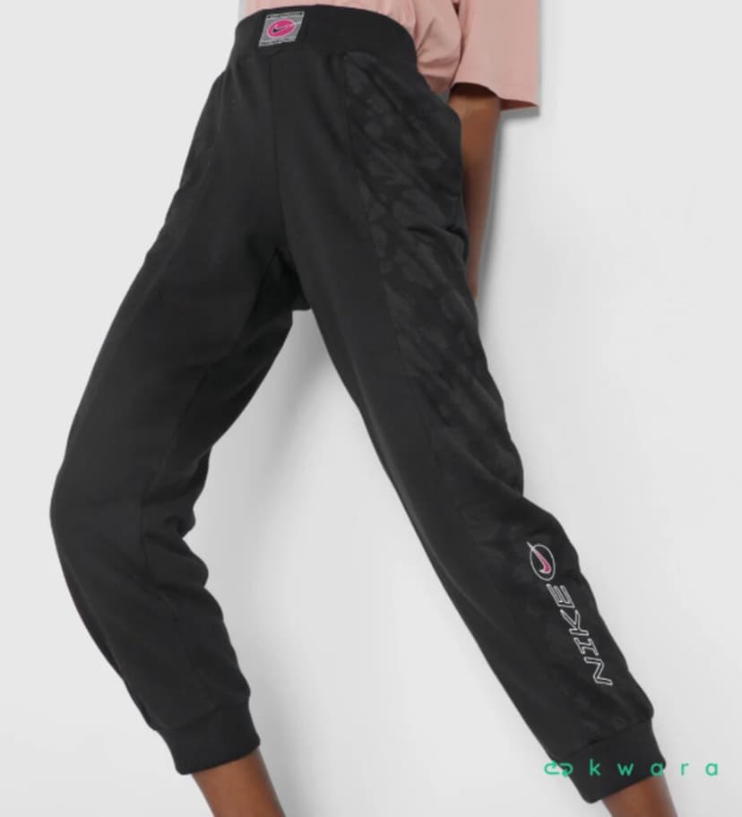 Aprox. 73 Itens - Roupas Nike Sportswear (Produtos Novos e de Estoque) - VEN OBS VES 001 - foto 2