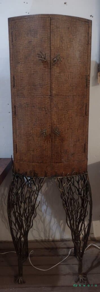Móvel Filipino de duas portas com pés trabalhados em metal, medindo 45.5 cm de largura, 38.5 cm de profundidade e 1.62 cm de altura, quepode ser usado como bar ou decorativo. - foto 1