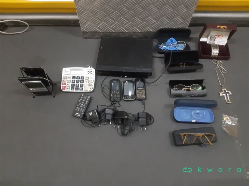 3 Aparelhos de Celulares, 4 Óculos, Relógio, DVD LG e Calculadora - foto 1
