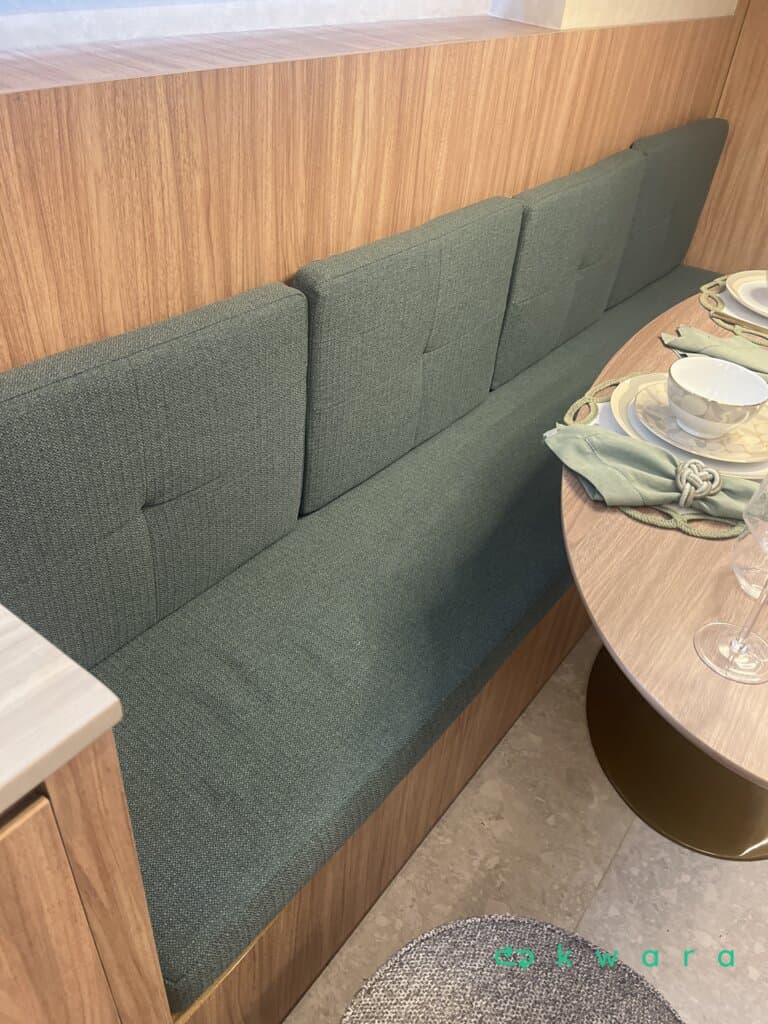 Armário completo, pedra com cuba esculpida, 2 torneiras Deca, gabinetes, espaços para eletrodomésticos, banco lateral com encostos e futon - foto 6