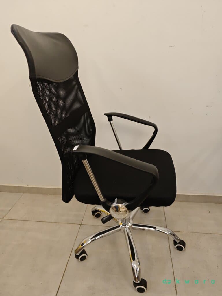 Cadeira com braço e rodízios - foto 2