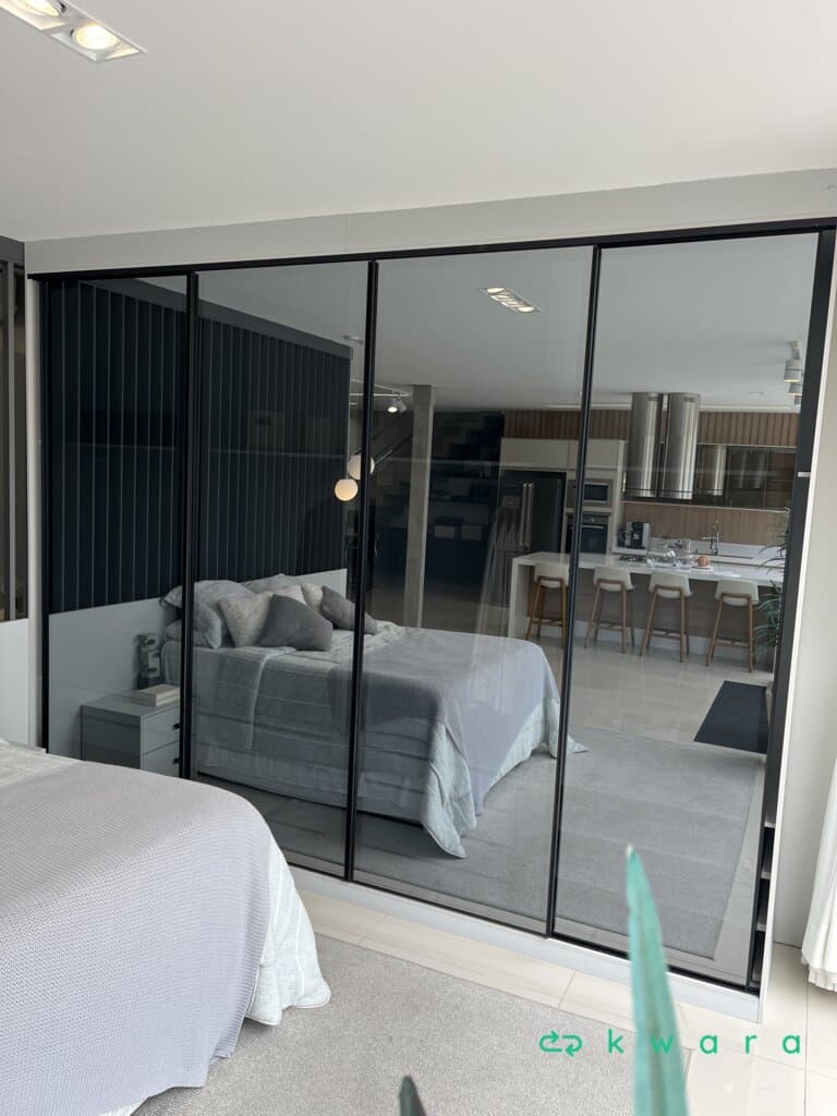 Armário com 4 portas espelhadas de correr e 10 gavetas internas (Não inclui cabideiros e iluminação internas) - foto 1