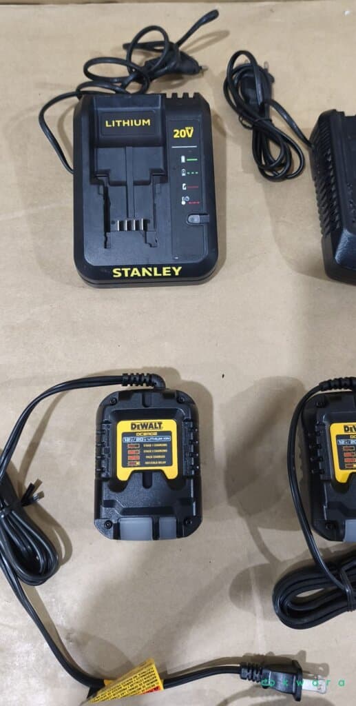 8 Carregadores De Bateria - Dewalt E Stanley -  - Saldo A -  KR5593 - foto 2