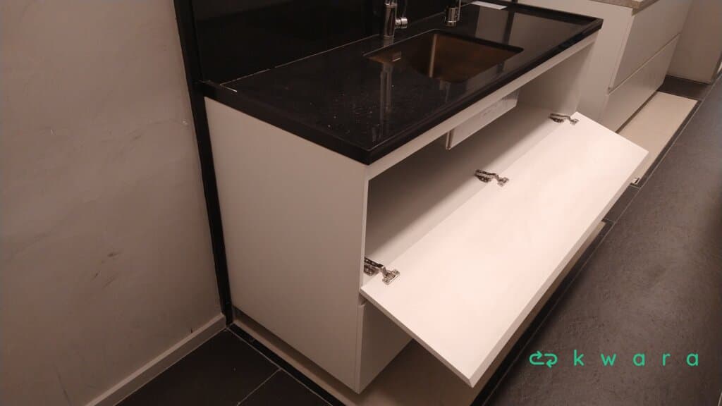 Pedra com Cuba de Inox, Torneira e Armário com 2 Portas - foto 3