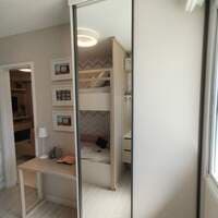 Armário com 2 portas de correr e escrivaninha (não inclui itens de decoração) - foto 1