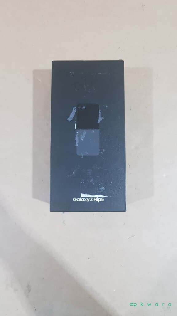 Samsung Z Flip 5 (COM AVARIAS) - foto 2