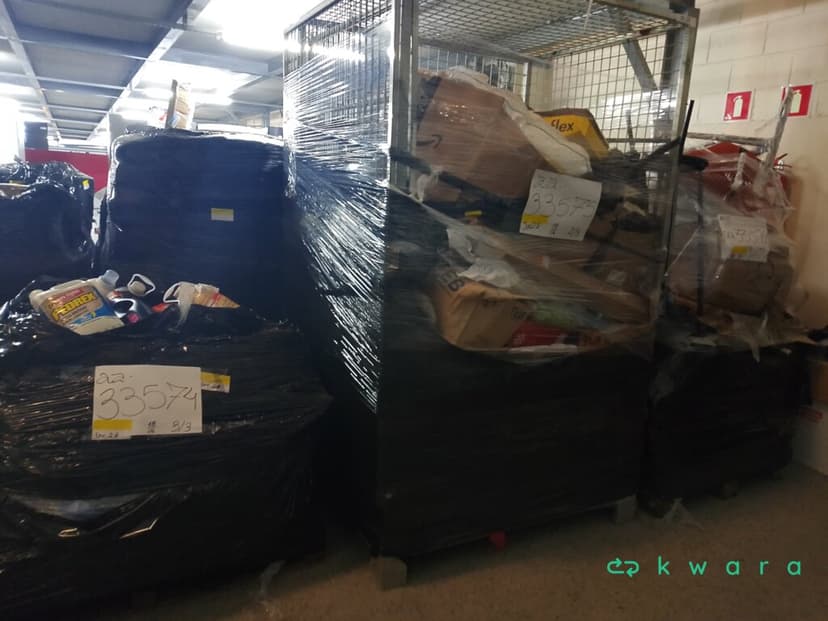 Aprox. 250 itens: Cadeira de Escritório, Banquetas, Sapatos, Lava Roupas, Desinfetantes, Amaciantes e outros itens. - foto 4