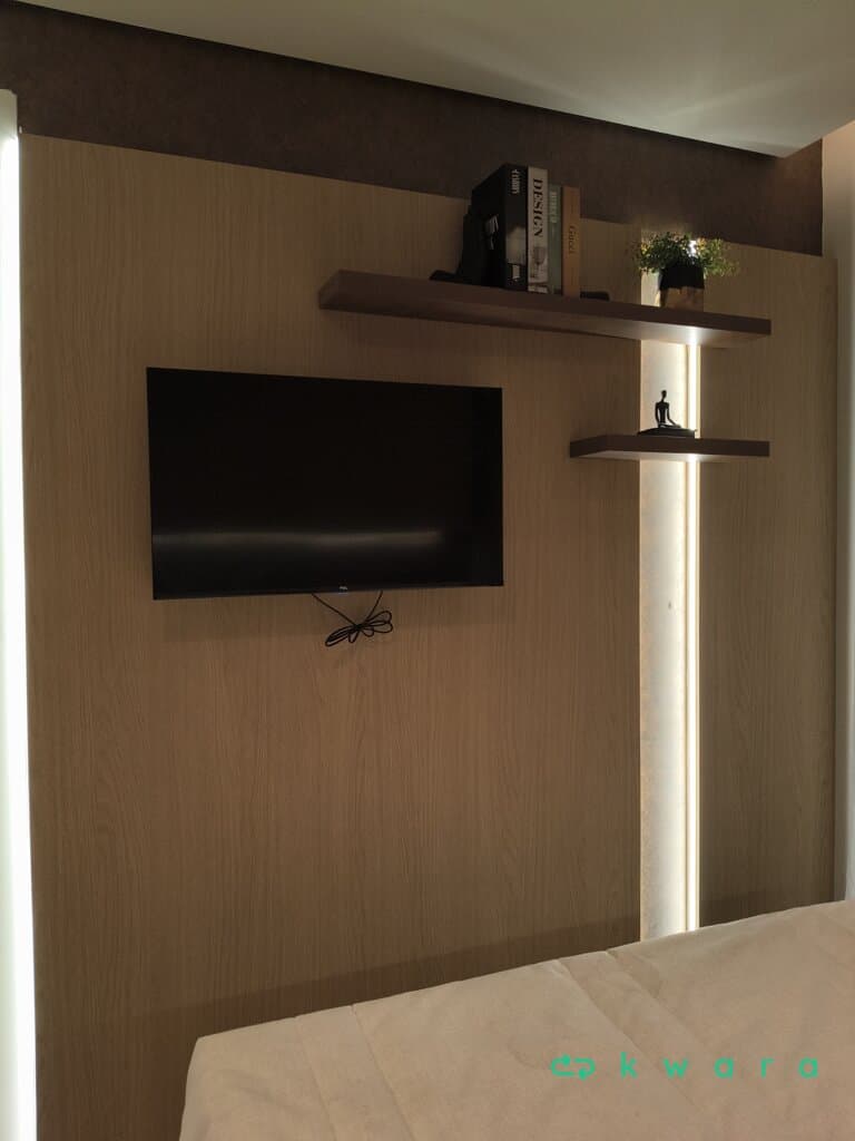 Painel para televisor com 2 prateleiras (Não inclui decoração e TV) - foto 1