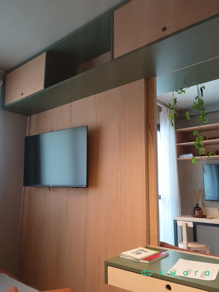 Armário com 3 portas, 4 gavetas, base de cama com colchão, módulo de madeira com escrivaninha e armário suspenso com 2 portas - foto 4