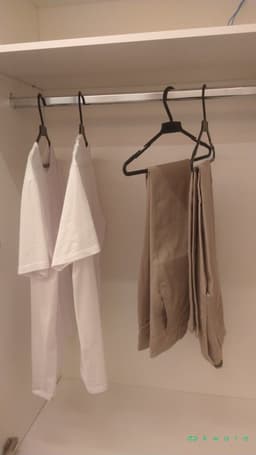 4 Blusas, 3 Calças e Tênis - foto 1