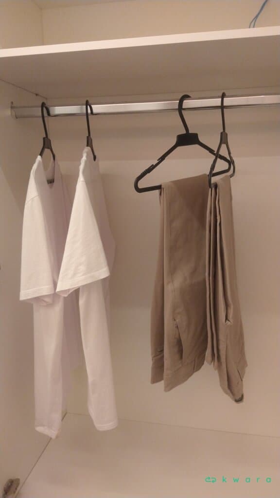 4 Blusas, 3 Calças e Tênis - foto 1