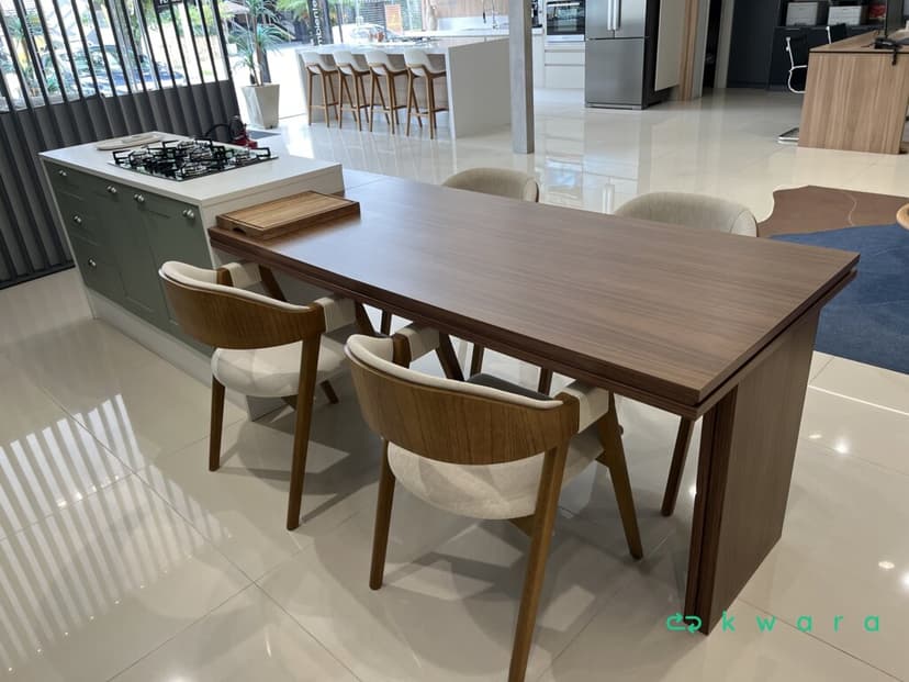 Bancada de madeira, gabinete com 3 portas e 4 gavetas com espaços para cooktop (Não inclui eletros, cadeiras e decoração) - foto 1