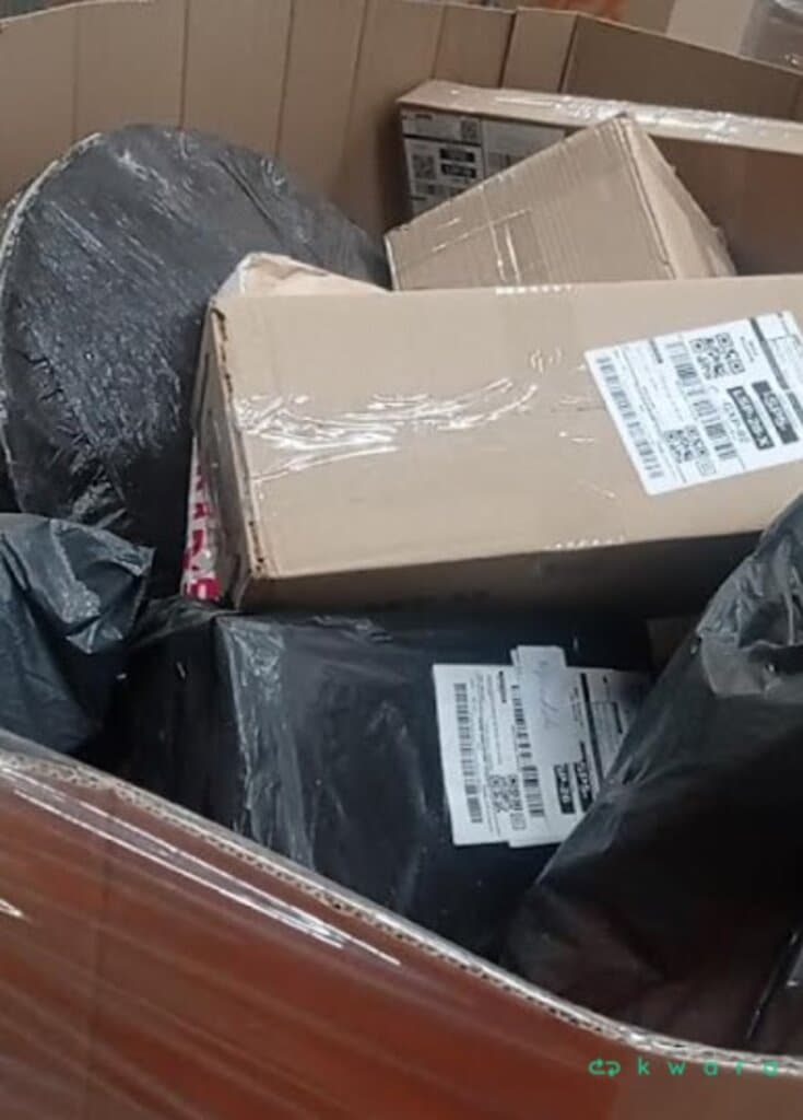 Aprox. 150 Itens: Jogo de Pratos, Gabinete de Vidro, Namoradeira Luxo, Cabeceira Cama de Casal, Cortina Floripa, Torneira com Aquecedor - foto 2
