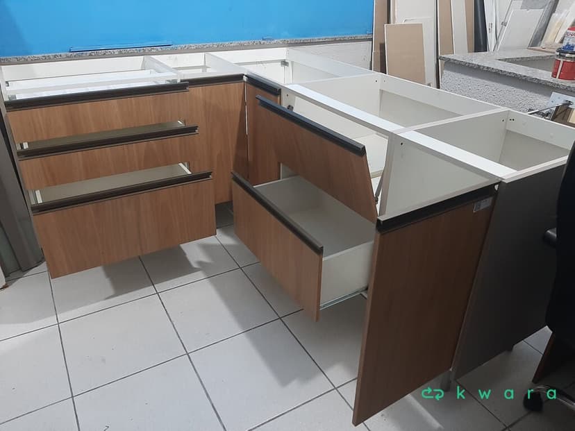 COZINHA PLANEJADA ARMARIO SUSPENSO 4 PORTAS, 2 GAVETAS E GABINETE 4 GAVETAS, 4 PORTAS (montado) + GRANITO PRETO SÃO GABRIEL - foto 3