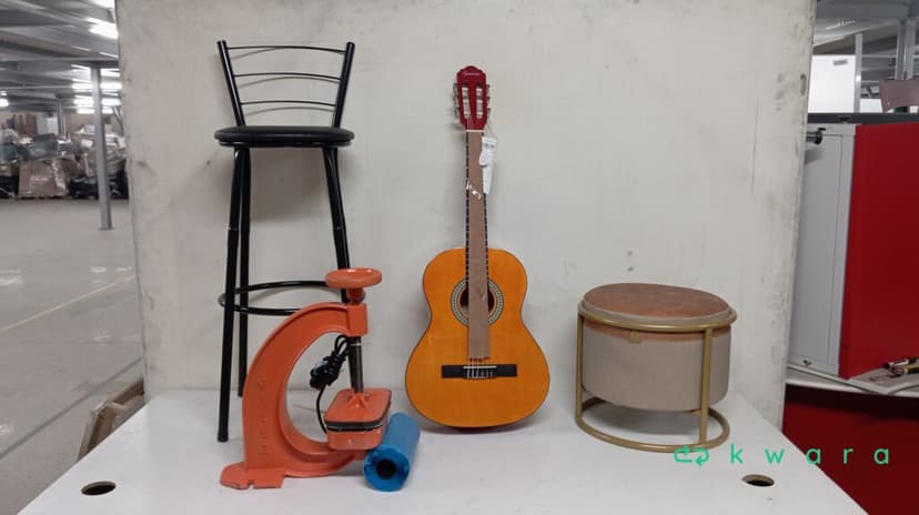 Aprox. 250 itens: Cadeira de Escritório, Banquetas, Sapatos, Lava Roupas, Desinfetantes, Amaciantes e outros itens. - foto 1