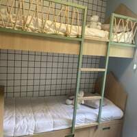 Beliche de madeira com 3 gavetas embutidos, escada, escrivaninha com 3 gavetas laterais e painel (não inclui colchão, utensílios, jogo de cama e TV) - foto 1
