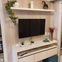 Painel e rack com 3 gavetas (não inclui itens de decoração e televisor) - foto 1