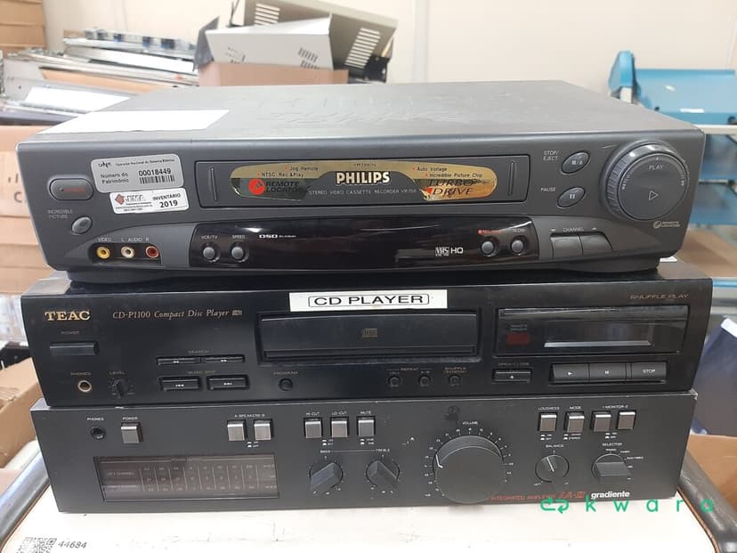 Aprox. 14 Itens: 3 Televisores, 4 Monitores, 2 Videos, Receptor, Micro System, CD Player, Amplificador, Resiver e Controle - foto 3