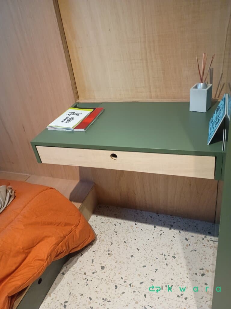 Armário com 3 portas, 4 gavetas, base de cama com colchão, módulo de madeira com escrivaninha e armário suspenso com 2 portas - foto 3