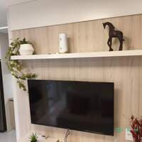Painel e rack com 3 gavetas (não inclui itens de decoração e televisor) - foto 3
