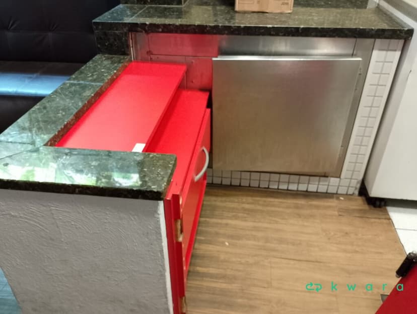 Móvel De Madeira, Pedra e Estrutura de Armário em Inox - foto 5