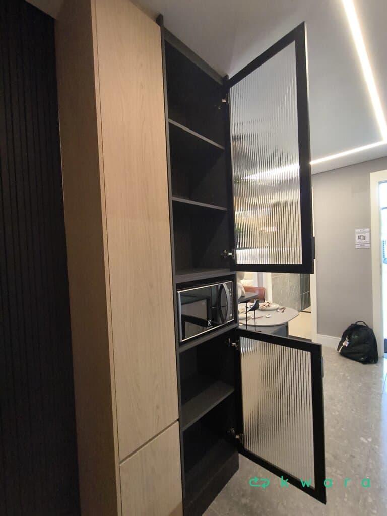 Armário com 2 portas, recortes para eletros, portas falsas, armário baixo com prateleiras, portas, gavetas falsas, prateleira e mesa (Não inclui decorações) - foto 3