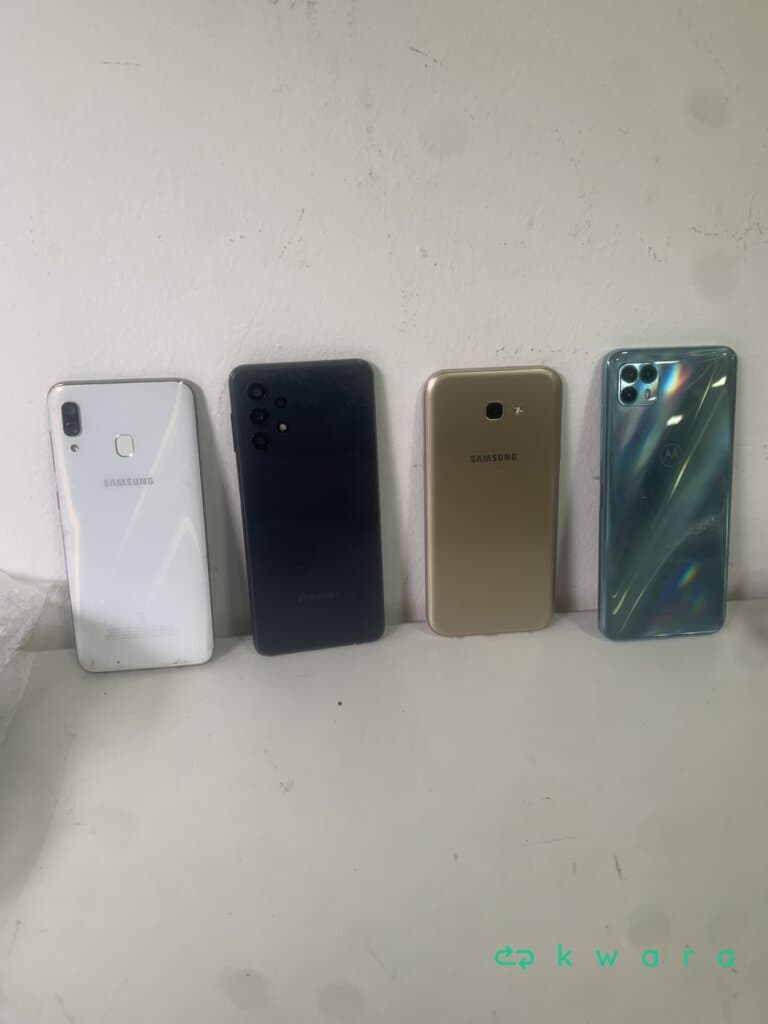 4 Celulares diversos - 3 Samsung e Motorola - foto 1