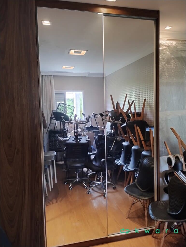 Armário com 4 Portas de Correr Espelhadas e Painel - foto 1