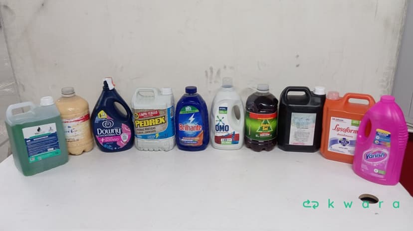 Aprox. 250 itens: Cadeira de Escritório, Banquetas, Sapatos, Lava Roupas, Desinfetantes, Amaciantes e outros itens. - foto 3