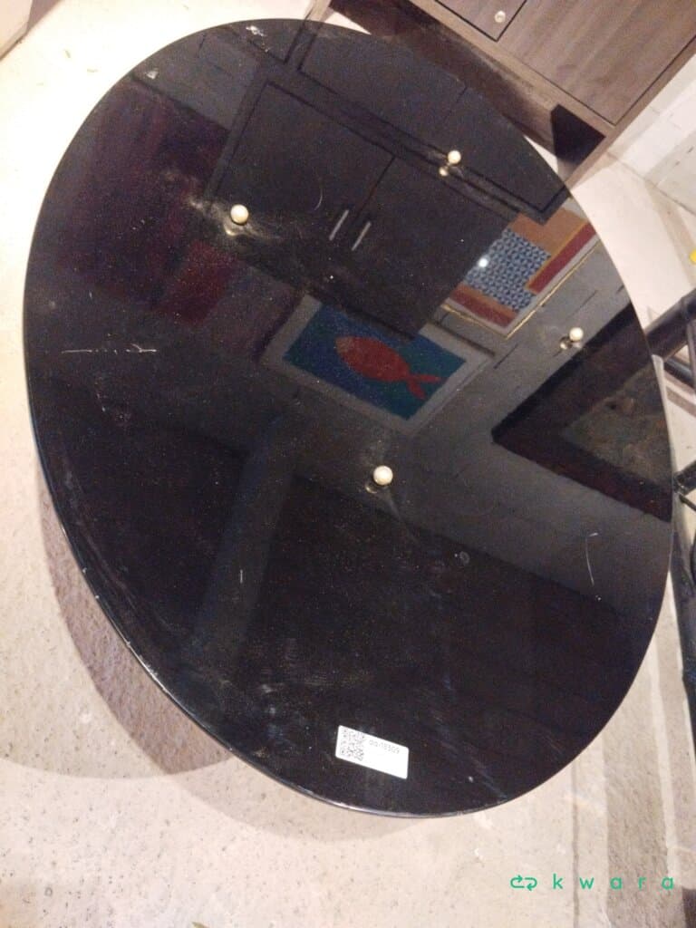 Mesa de centro Breton base equilíbrio Fernanda Queiroga com tampo oval preto laqueado - foto 3