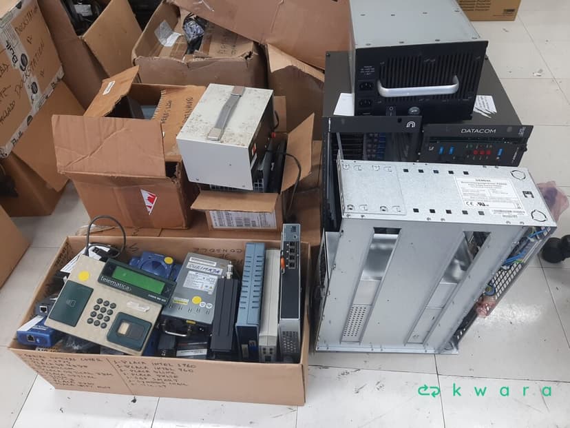Caixa de Som Amplificada, 32 Aparelhos de Celular Diversos, Receptor Microfone, Etiquetadora Brady, Codin Controle de Acesso, Trendnet Tk-Ex2, Kvm e Testador - foto 4