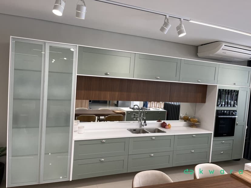 Armário suspenso com 4 portas, gabinete com 6 gavetas, torre para eletros com 1 porta e 2 gavetas (Não inclui decoração, eletros, pia e torneira) - foto 1