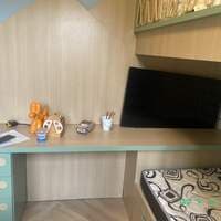 Beliche de madeira com 3 gavetas embutidos, escada, escrivaninha com 3 gavetas laterais e painel (não inclui colchão, utensílios, jogo de cama e TV) - foto 3